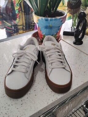 Puma Women's s White Low-Top Sneakers with Brown 🤎 Gum Sole Pre-owned